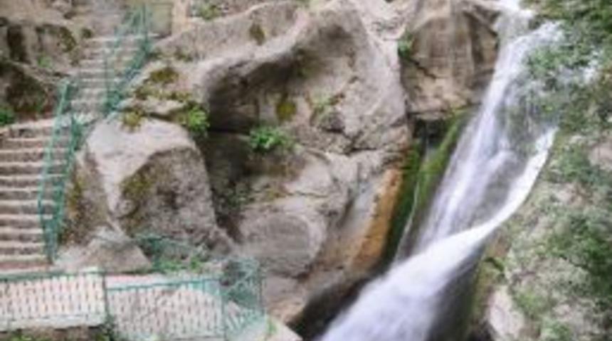 Samandere Şelalesi Tatilcilerin İlgi Odağı Oluyor