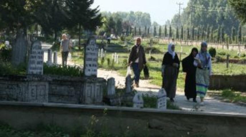 D&uuml;zce&rsquo;de Arife G&uuml;n&uuml; Mezarlıklar Ziyaret Edildi
