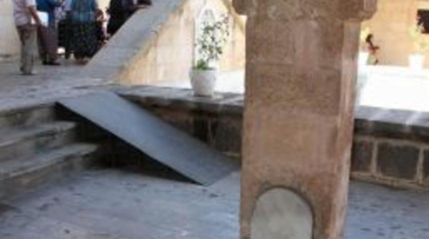 Mezarı Ayaklar Altında