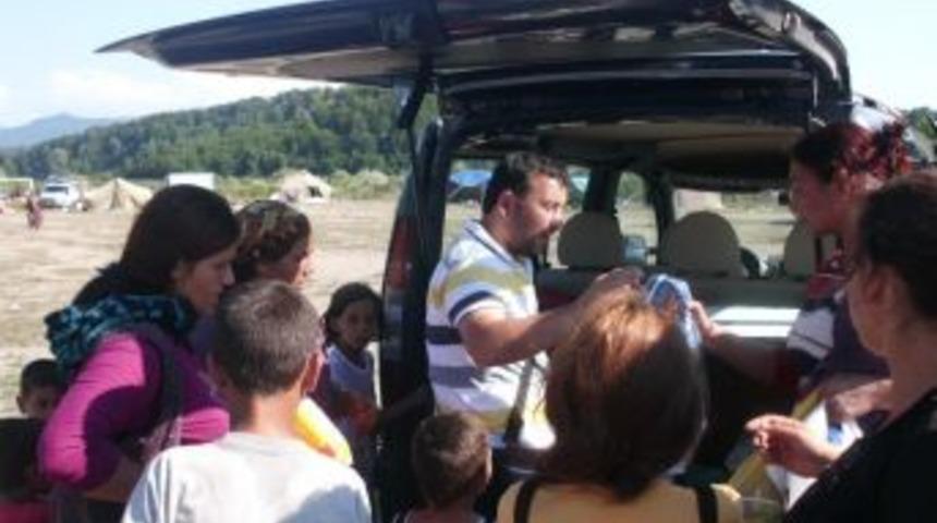 Mevsimlik İş&ccedil;i &ccedil;ocukları i&ccedil;in bez dağıttılar