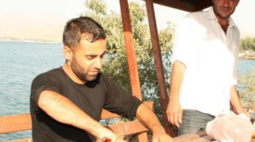 Van G&ouml;l&uuml; Kıyısında İftar Keyfi