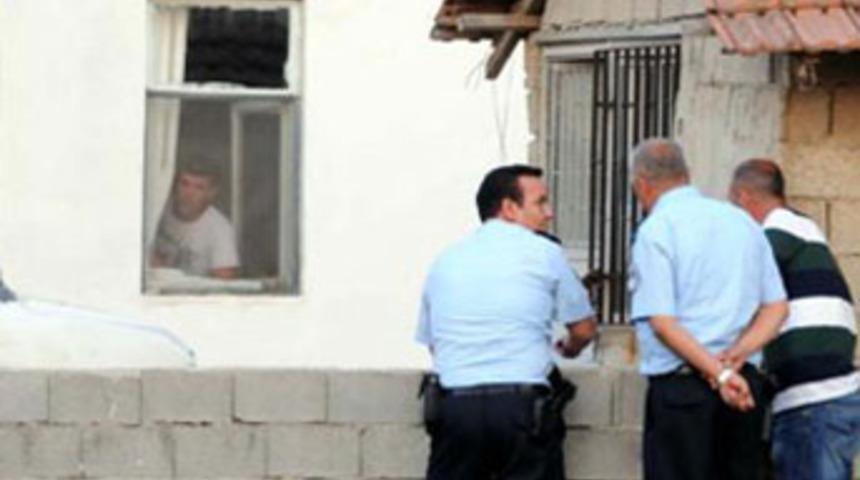 Sevdiği kızın ailesini rehin aldı