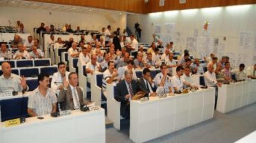 İzmir B&uuml;y&uuml;kşehir Belediyesi Otopark &Uuml;cretlerini D&uuml;ş&uuml;rd&uuml;: