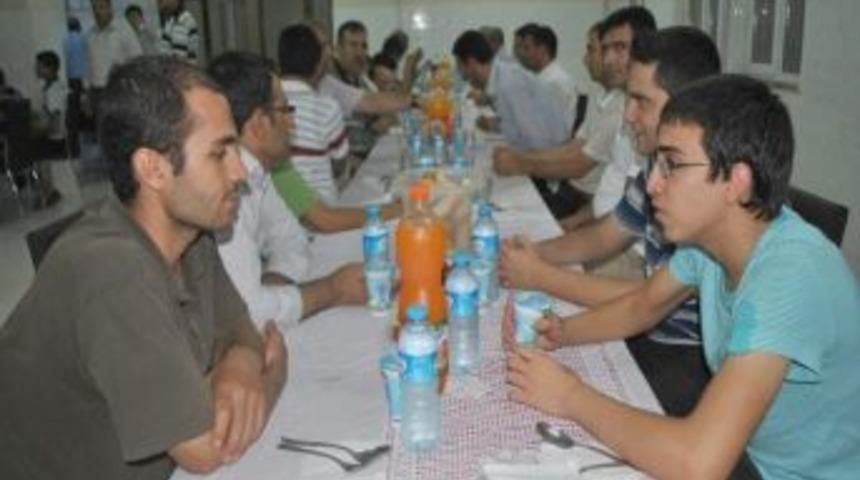 40 Hafıza Bayramlık Giysi Hediye Edildi