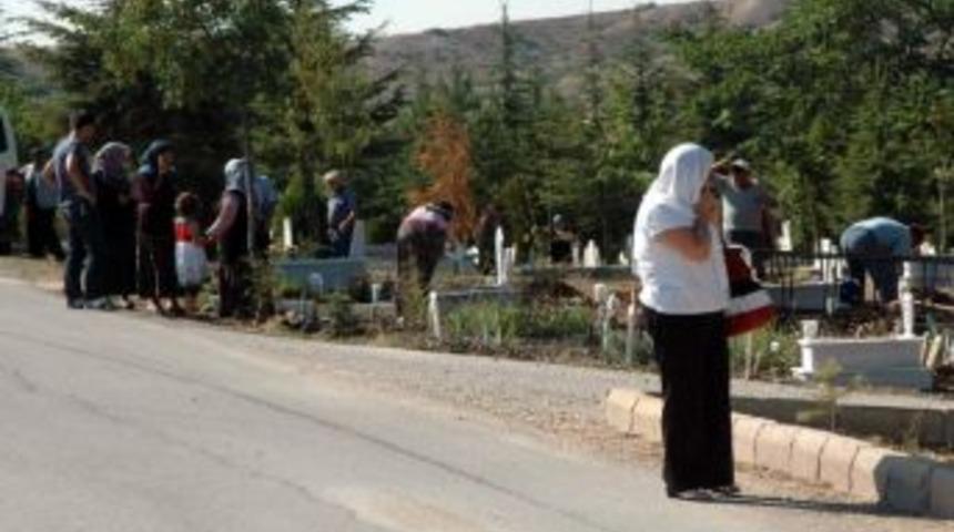 Mezarlıklar Ziyaret&ccedil;i Akınına Uğradı
