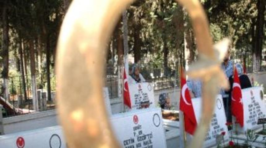 Şehitlikte H&uuml;z&uuml;nl&uuml; Bayramlaşma