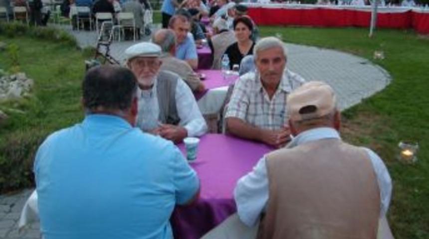 Muhtarlar Derneği`nden Huzurevi Sakinlerine İftar Yemeği