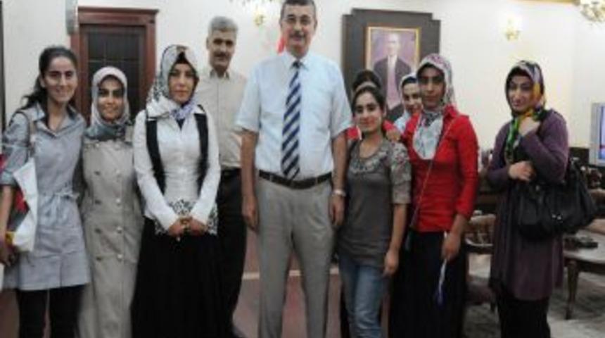 12 Kız &Ouml;ğrencinin Eğitimi Yarıda Kalmayacak