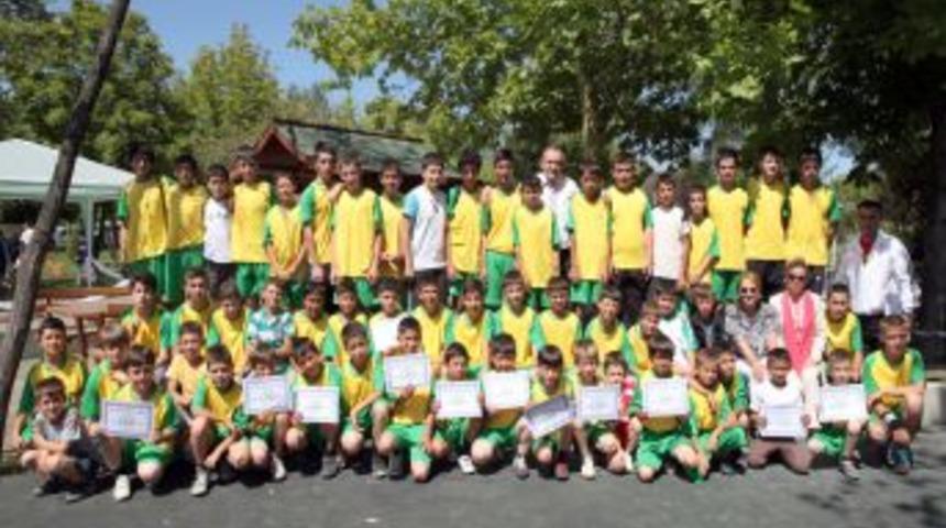 Yaz Futbol Okulu&rsquo;na Katılan 75 &Ouml;ğrenci, Katılım Belgesi Aldı