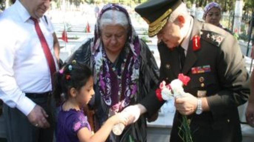 Şehitlikte Buruk Bayramlaşma