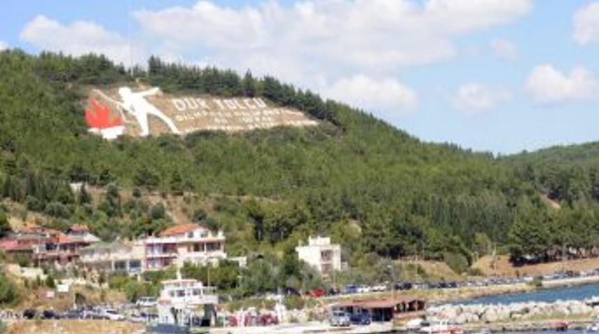 &Ccedil;anakkale Feribot Iskelelerinde Kilometrelerce Ara&ccedil; Kuyruğu Oluştu