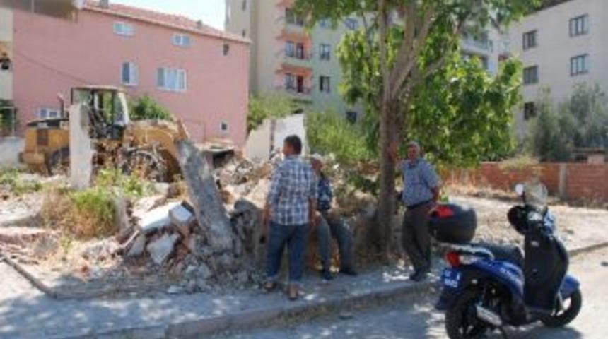 Soma'da Metruk Bina Yıkımları S&uuml;r&uuml;yor