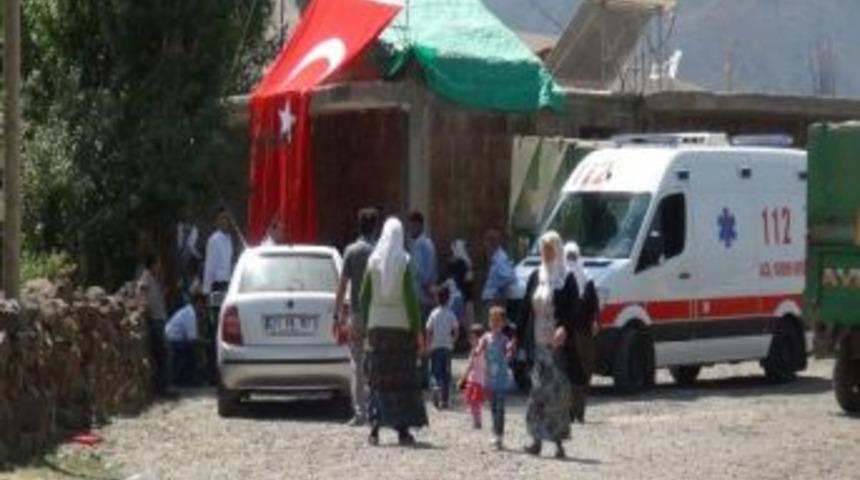 Şehidin K&ouml;y&uuml; Bayraklarla Donatıldı