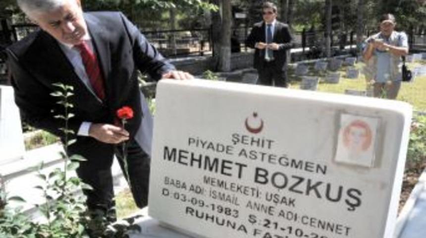 Vali Erden Bayram Nedeniyle Şehitliği Ziyaret Etti