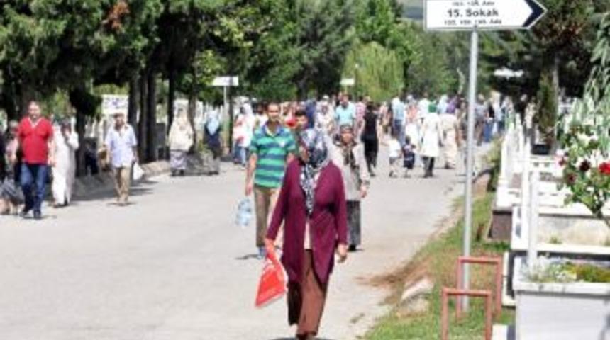 Şehitliklerde H&uuml;z&uuml;n