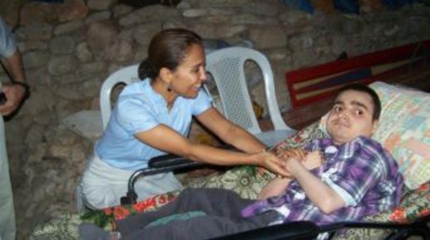 Milletvekili En&ccedil;, Cam Hastası Mehmet Ali&rsquo;yi Ziyaret Etti