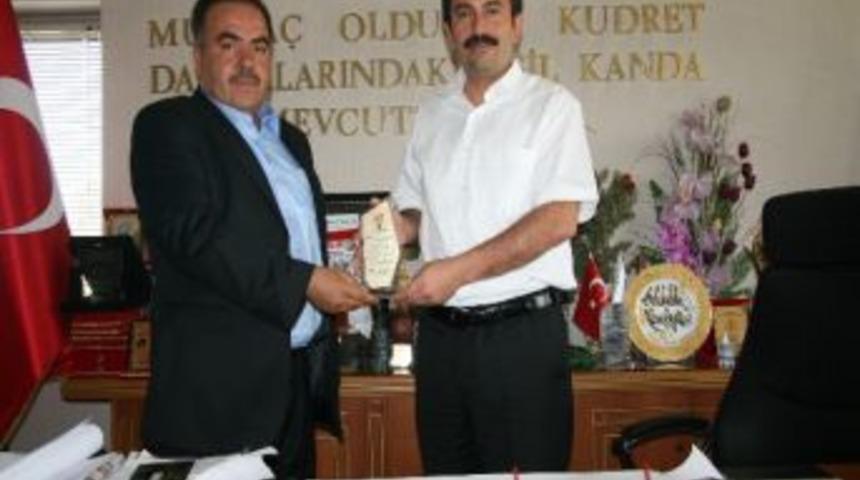 Ak Parti&rsquo;den Başkan Uzunkaya&rsquo;ya Teşekk&uuml;r Plaketi