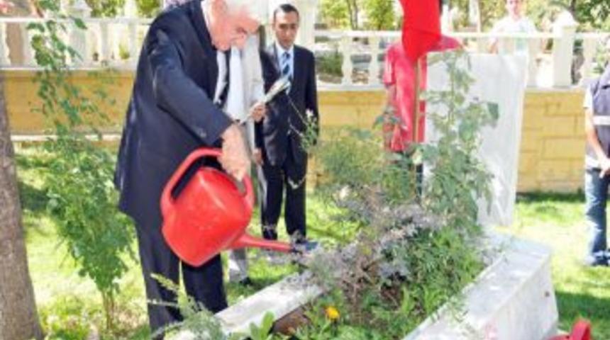 Vali Koca, Şehitliği Ziyaret Etti