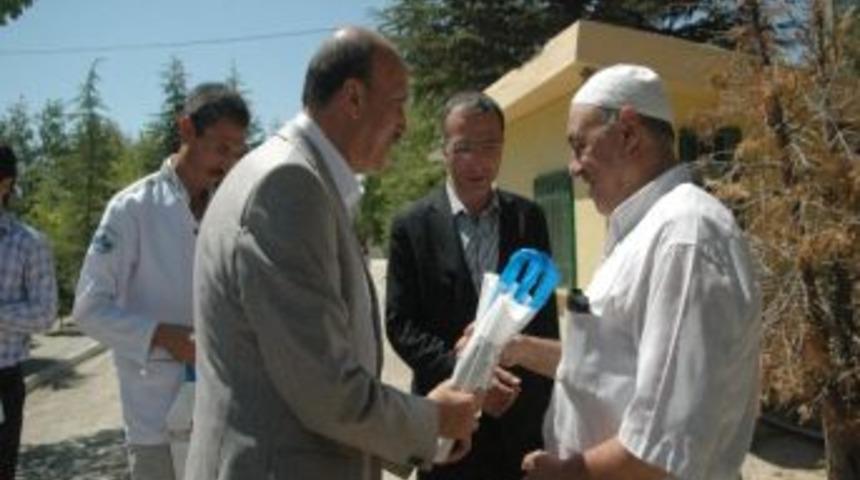 Elazığ Belediye Başkanı Selmanoğlu, Kur&rsquo;an-ı Kerim Ve T&uuml;rk Bayrağı Dağıttı