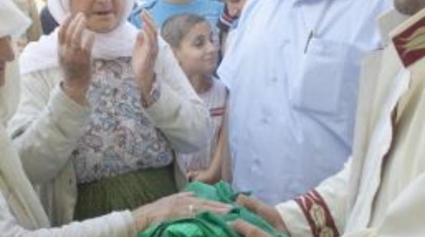 Suru&ccedil;'ta Sakal-ı Şerif'i G&ouml;rmek İsteyenler Uzun Kuyruk Oluşturdu