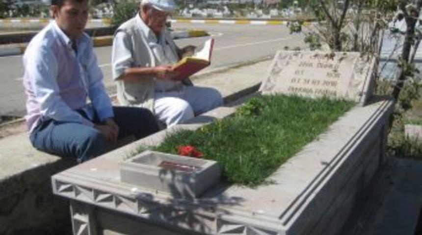 Bayram Arifesinde Mezarlıklar Unutulmadı