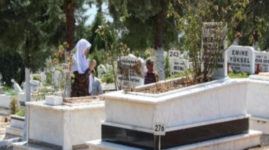 Aydın'da Mezarlıklar Ziyaret&ccedil;ilerle Doldu
