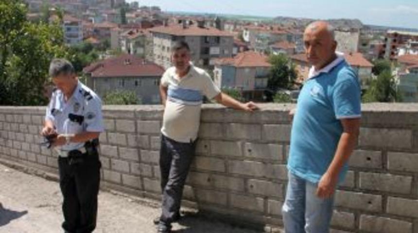 Freni Patlayan Kamyonun &Ccedil;arptığı Otomobildekiler Ucuz Kurtuldu