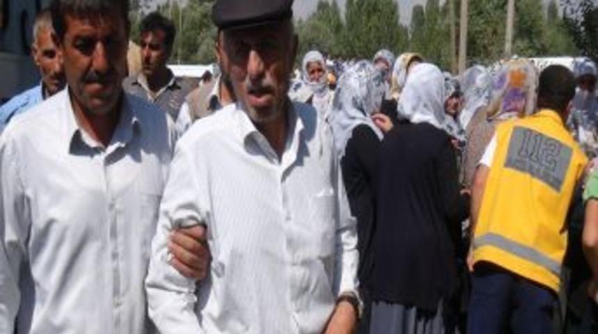 Şehit Polisin Cenazesi T&uuml;rk&ccedil;e, K&uuml;rt&ccedil;e Ve Arap&ccedil;a Ağıtlarla Uğurlandı