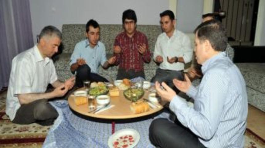 Rekt&ouml;r Ramazan Ayının Son İftarında &Ouml;ğrenci Evine Konuk Oldu