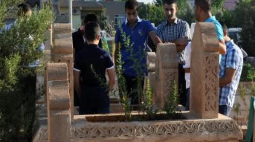 Midyatlılar Bayram Sabahı Kabir Ziyareti Yaptı