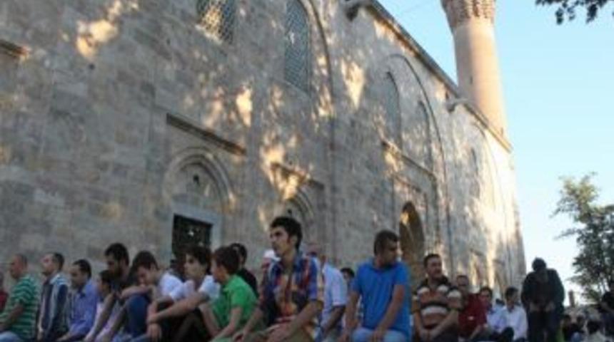 Bursa'daki Camilerde Bayram Namazı İzdihamı