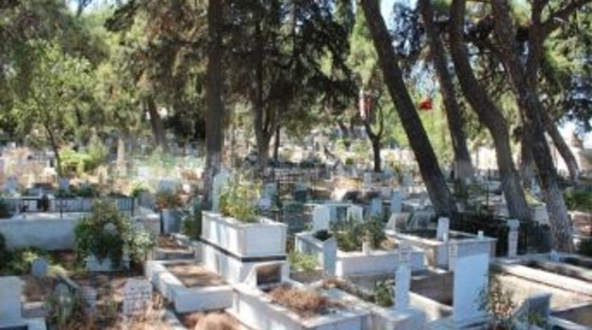 Mezarlıklar Bayram İ&ccedil;in Temizlendi
