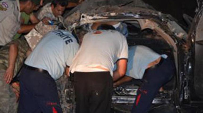 Otomobil takla attı; 2 &ouml;l&uuml;, 3 yaralı