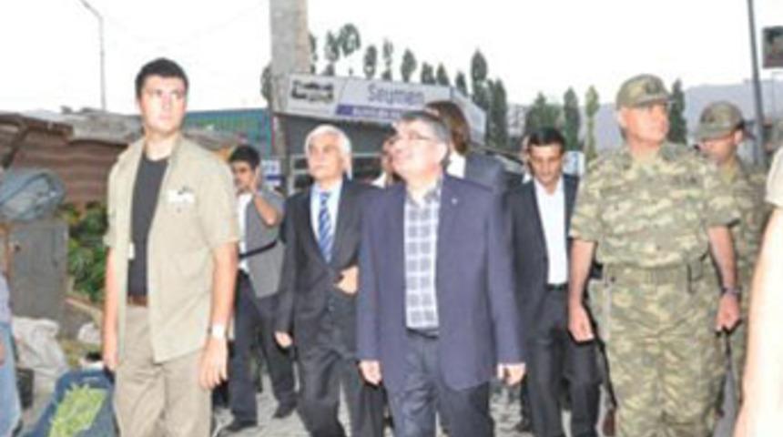 Bakan Şahin'e Hakkari'de saldırı