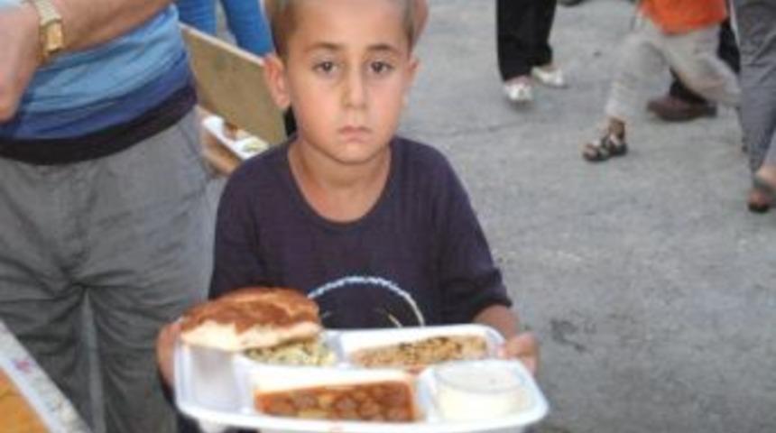 G&uuml;zeloğlu Ramazan&rsquo;ın Son İftarında Halkla Bir Araya Geldi