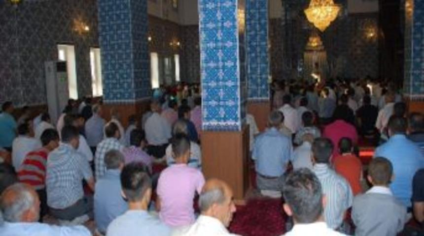 Bayram Namazında Camiler Dolup Taştı