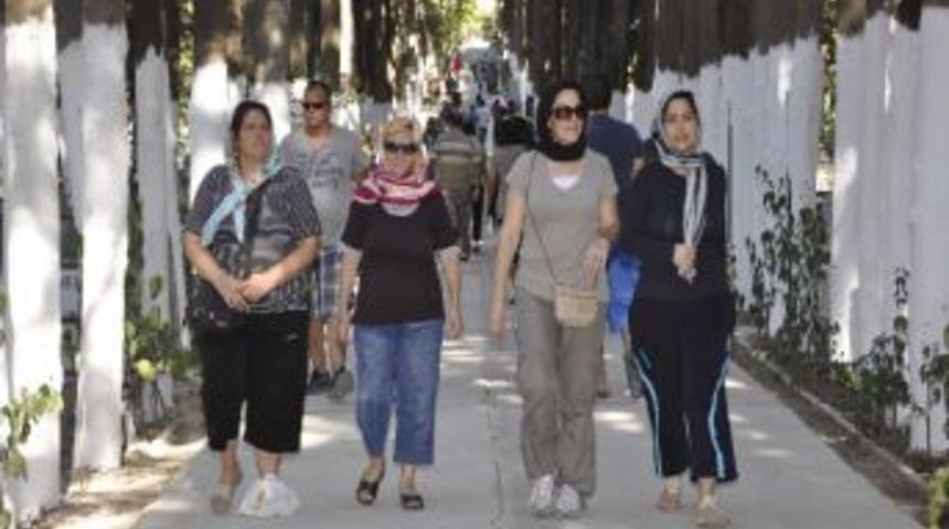 Kuşadası&rsquo;nda Mezarlıklar Doldu Taştı