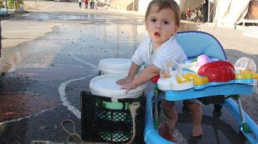 Sığınmacılar Bayramda Bayraklarının Rengine B&uuml;r&uuml;nd&uuml;