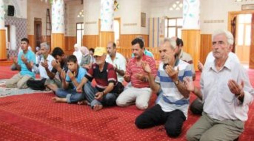 Sığınmacılar Bayramda &Uuml;lkeleri İ&ccedil;in Semaya El A&ccedil;tı