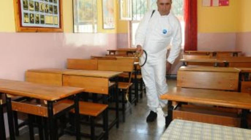 İzmir Büyükşehir Belediyesi 120 Okulu Ilaçladı