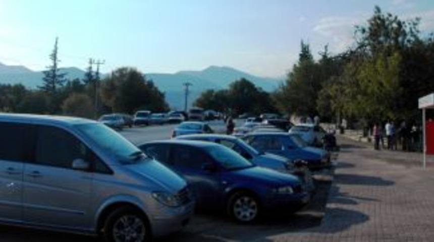 Mezarlıklar ziyaret&ccedil;ilerle dolup taştı