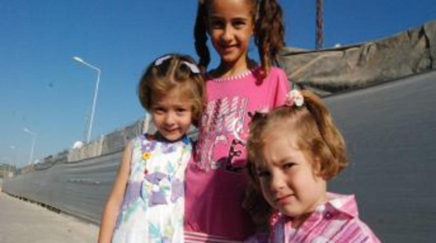 &Ccedil;adır Kentteki Suriyeliler Bayrama H&uuml;z&uuml;nl&uuml; Girdi, &Ouml;zg&uuml;rl&uuml;k I&ccedil;in Dua Etti