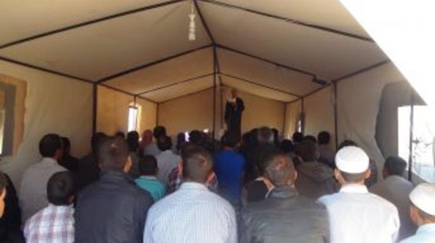 Karamanlı Esnaf Tarım Iş&ccedil;ilerini Bayramda Yalnız Bırakmadı