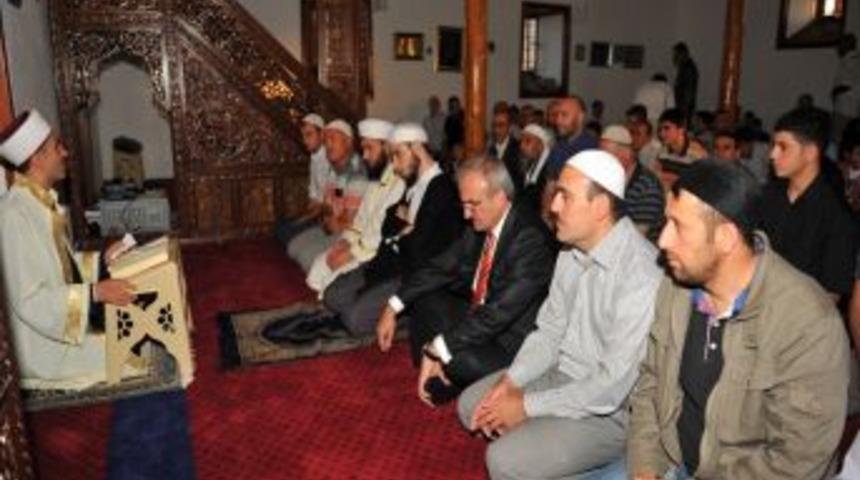 Van Kalesi'ndeki S&uuml;leyman Han Camii'nde 97 Yıl Sonra Bayram Namazı Kılındı