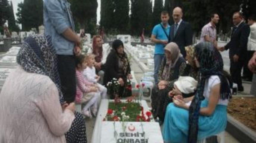 Ailesi, Şehit Ali Yasin Erosmanoğlu'nun Mezarı Başında Ağıt Yaktı