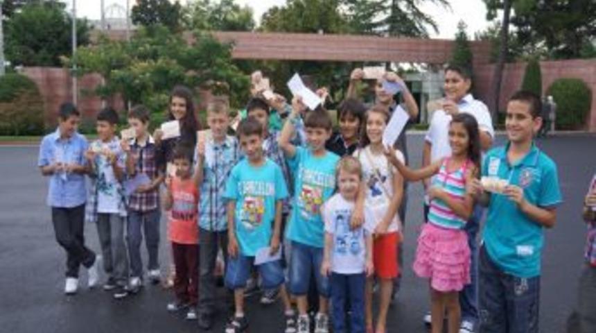 Cumhurbaşkanı G&uuml;l,'dan &Ccedil;ocuklara 50'şer Lira Har&ccedil;lık