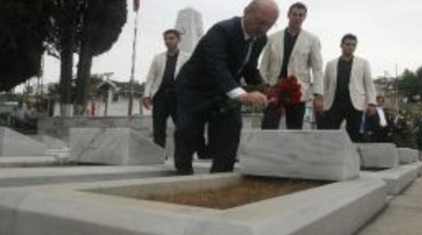 Bakan Erdoğan Bayraktar Şehit Mezarlarına Karanfil Bıraktı