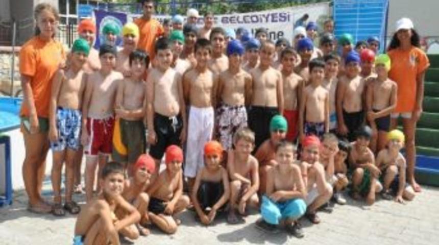 B&uuml;y&uuml;k&ccedil;ekmece Belediyesi Y&uuml;zme Kursuna &Ccedil;ocuklardan Yoğun İlgi