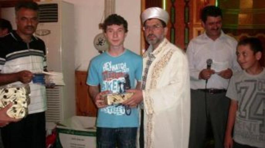 Namaza giden &ouml;ğrenciler &Ouml;d&uuml;llendirildi