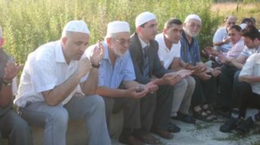 &Ccedil;amlıbel K&ouml;y&uuml; Arife G&uuml;n&uuml; Mezarlıkta Dua etti